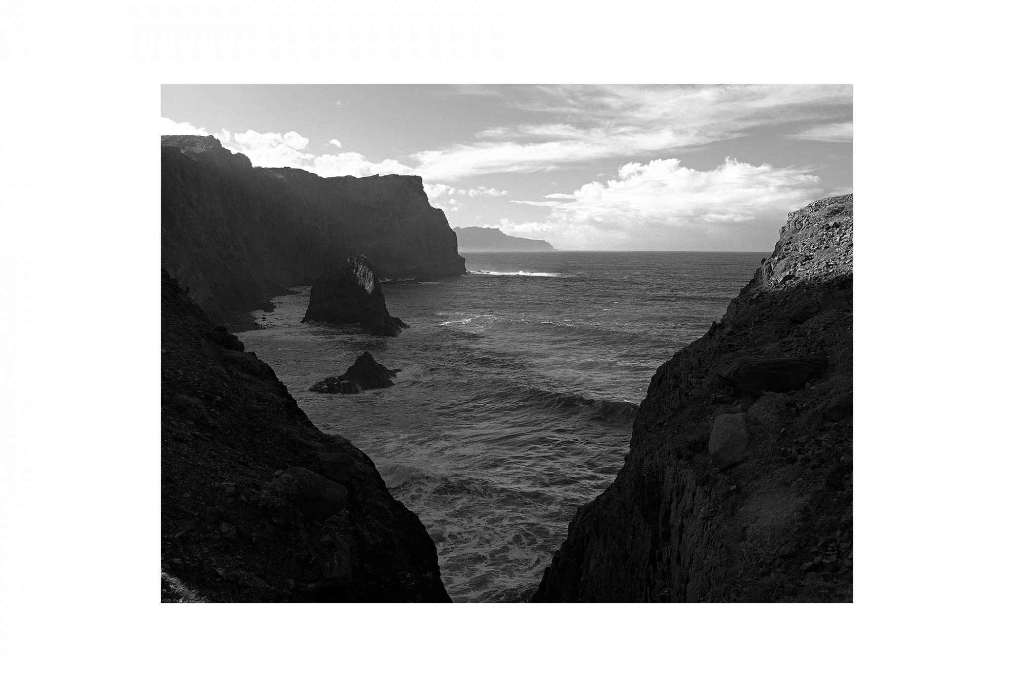 Afbeelding: Landscape Madeira, Portugal, © Dominique Van Huffel, foto kunst zwart wit, landschapsfotografie.