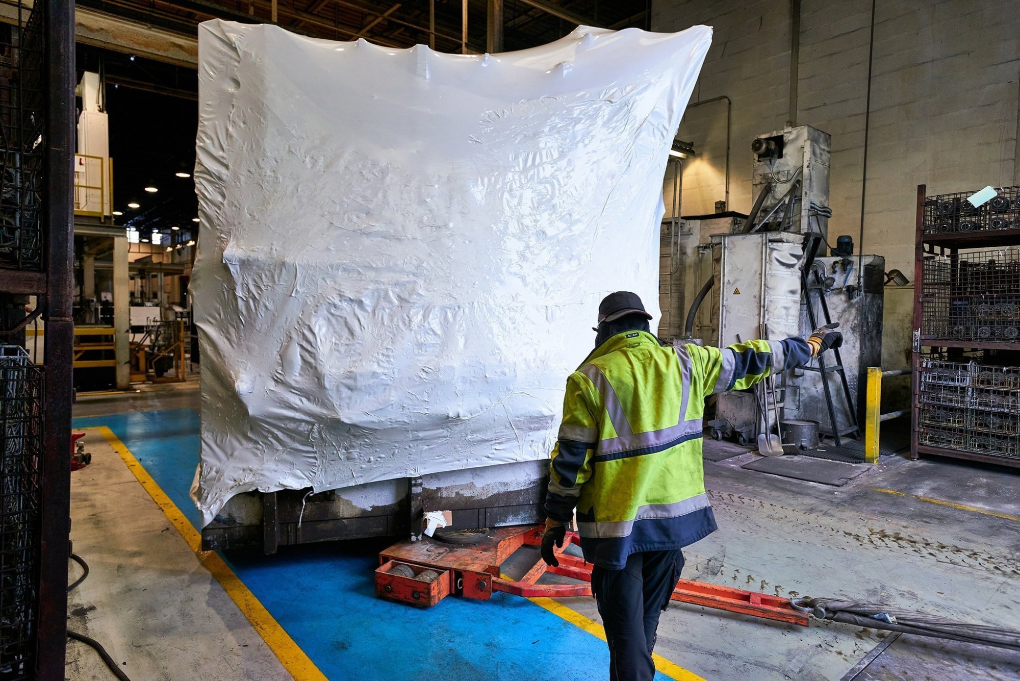 Afbeelding: Verwijderen van asbestmateriaal uit een industrieel pand, haven Antwerpen.