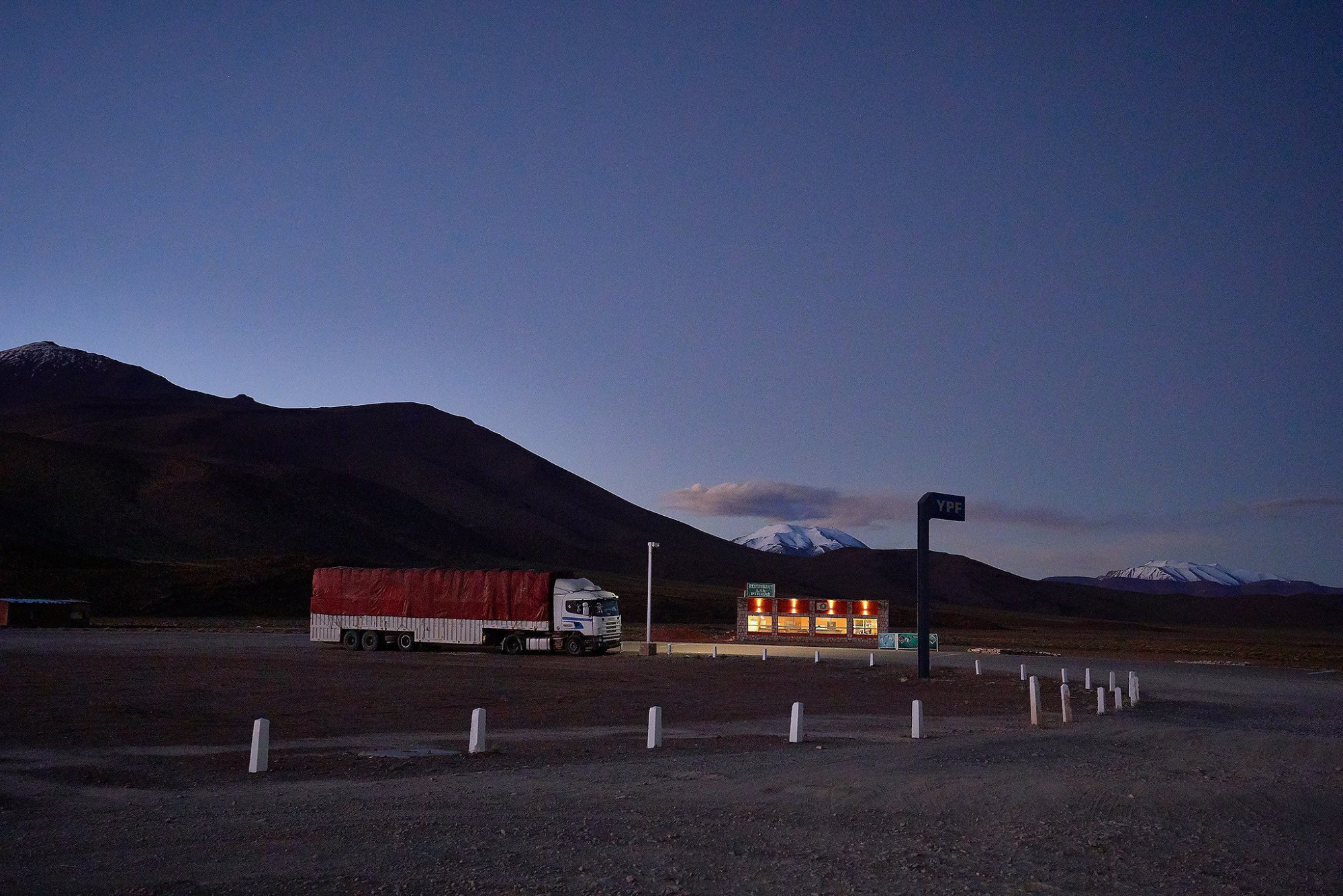 Afbeelding: Reisfotograaf Dominique Van Huffel, reisfotografie Argentinië, grensovergang met Chili.