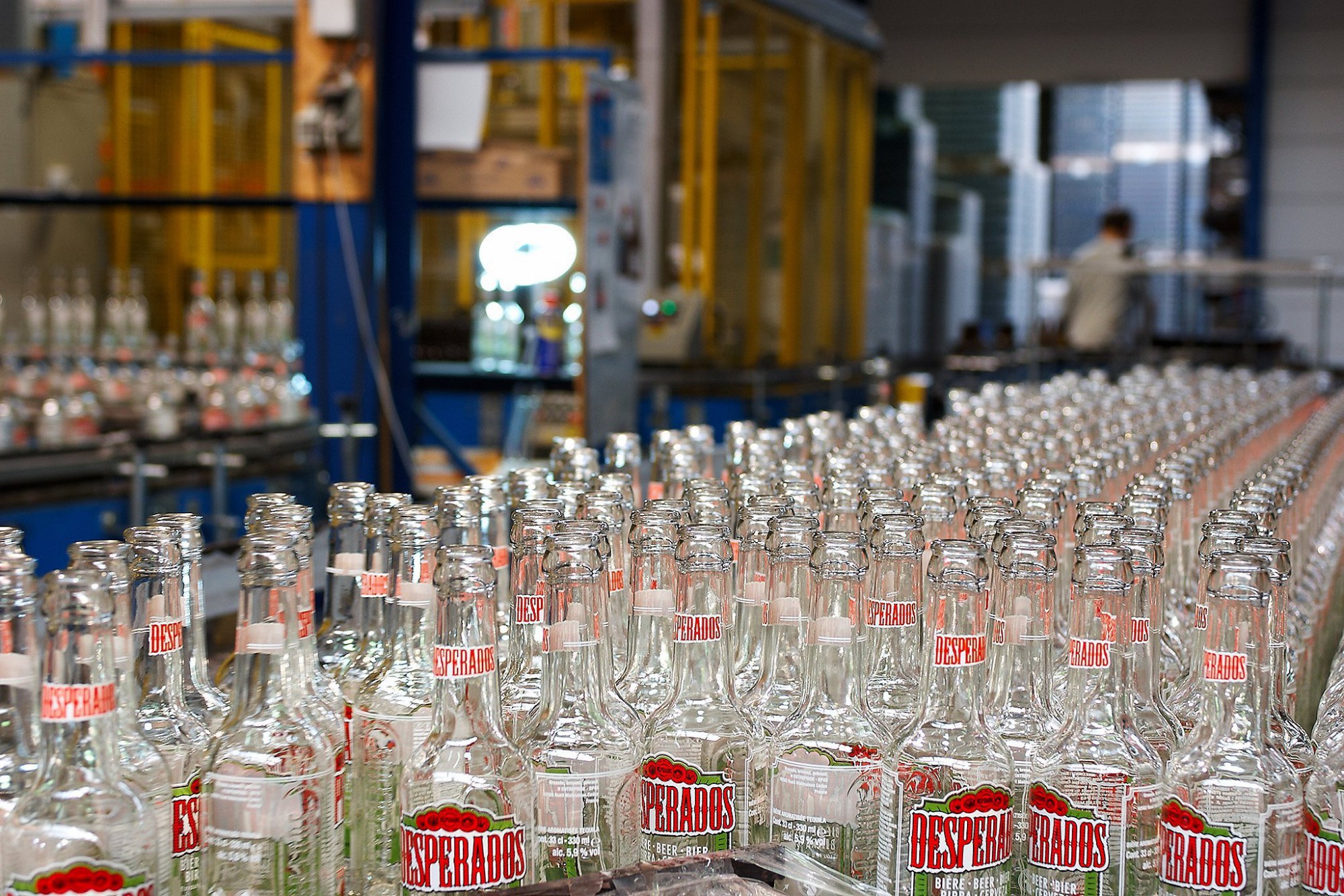 Afbeelding: Bedrijfsreportage fotografie foto Van Huffel voor Decoprint, het bedrukken van glas en flessen.
